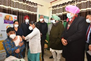 CAPT AMARINDER ROLLS OUT COVID VACCINATION FOR 1.74 LAKH HCWs IN PUNJAB, 5 GET JABS IN HIS PRESENCE
