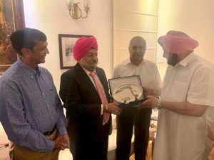 Punjab CM Captain Amarinder presents mementos to outgoing state Home Secretary N S Kalsi and former DGP Suresh Arora