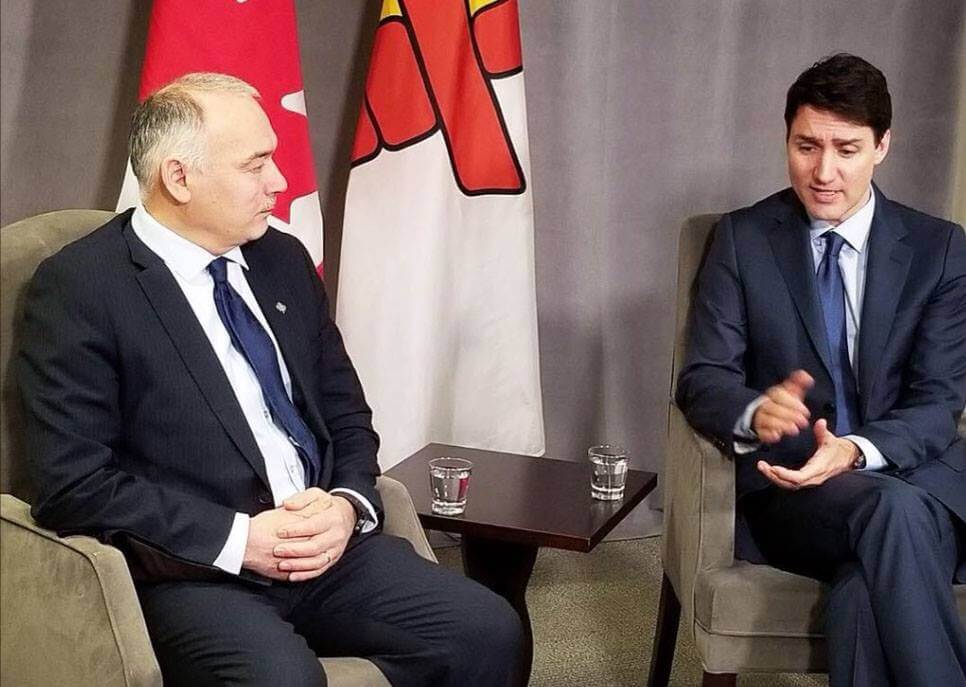 Prime Minister Justin Trudeau speaks with Nunavut Premier Joe Savikataaq